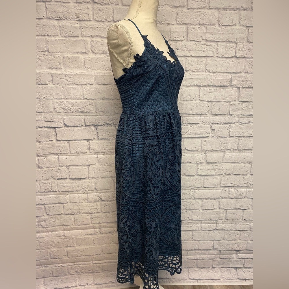 Hidden Label Elegant Blue Lace Midi Dress Size Small - Picture 3 of 9